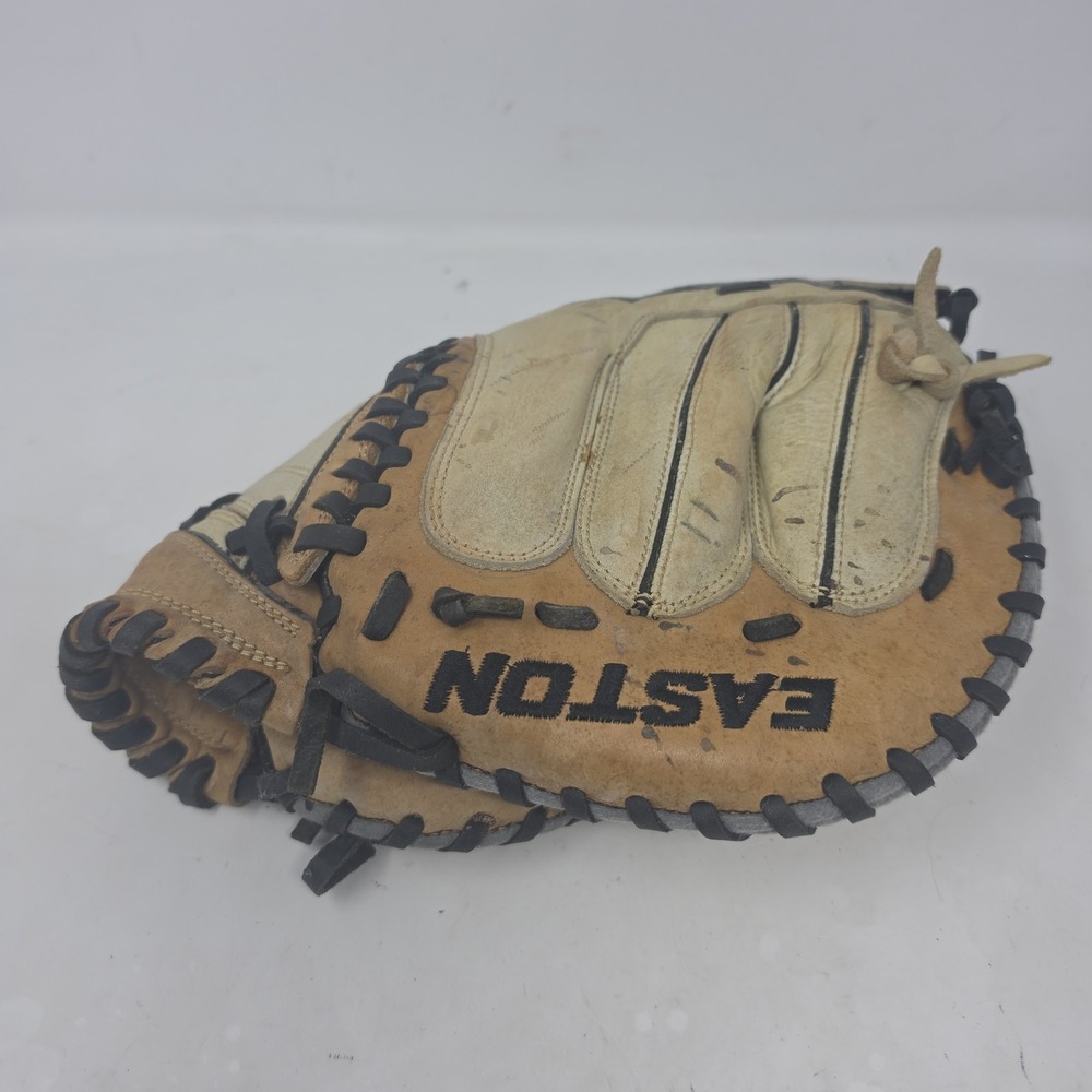 EASTON SYNERGY SYFP2000- FAST PITCH CATHERS MITT- Right Hand Thrower. D